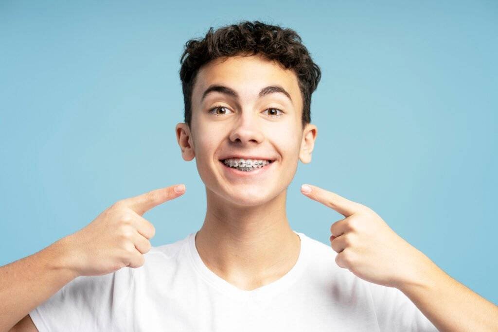 Traditional Braces vs. Clear Aligners:Which Smile Solution Is Right For You? 1 traditional braces vs clear aligners